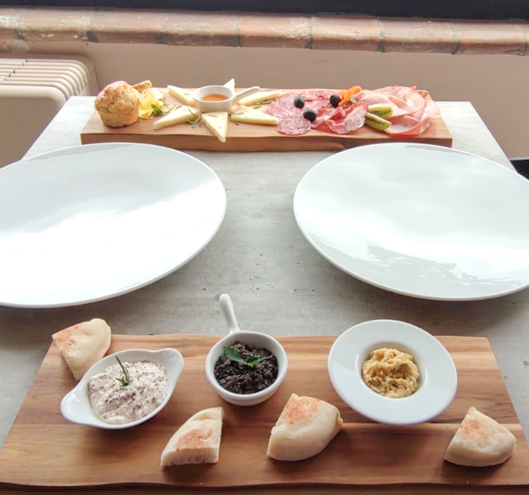 aperitivo-ristorante-frumentum-vacanze-in-umbria-perugia-hotel-le-grazie-assisi2